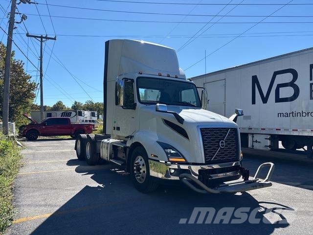 Volvo VNL 300 中古トラクターヘッド | トレーラーヘッド