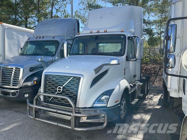 Volvo VNL 300 中古トラクターヘッド | トレーラーヘッド