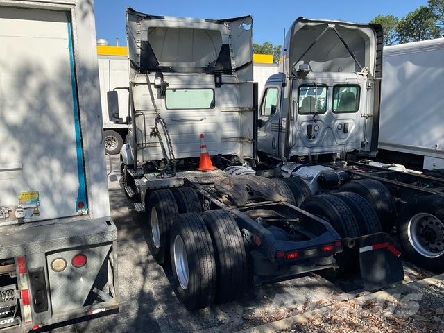 Volvo VNL 300 中古トラクターヘッド | トレーラーヘッド