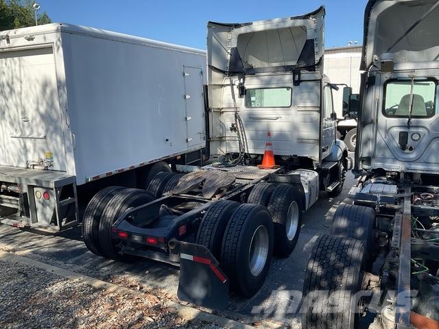 Volvo VNL 300 中古トラクターヘッド | トレーラーヘッド