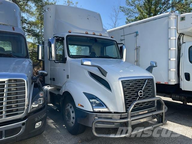 Volvo VNL 300 中古トラクターヘッド | トレーラーヘッド