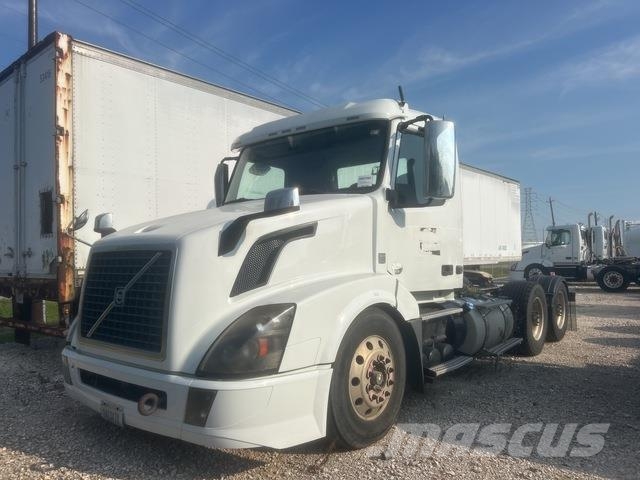 Volvo VNL64T300 中古トラクターヘッド | トレーラーヘッド