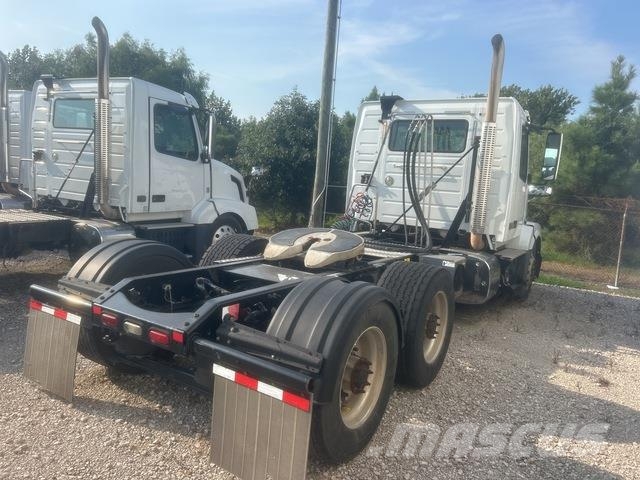 Volvo VNL64T300 中古トラクターヘッド | トレーラーヘッド