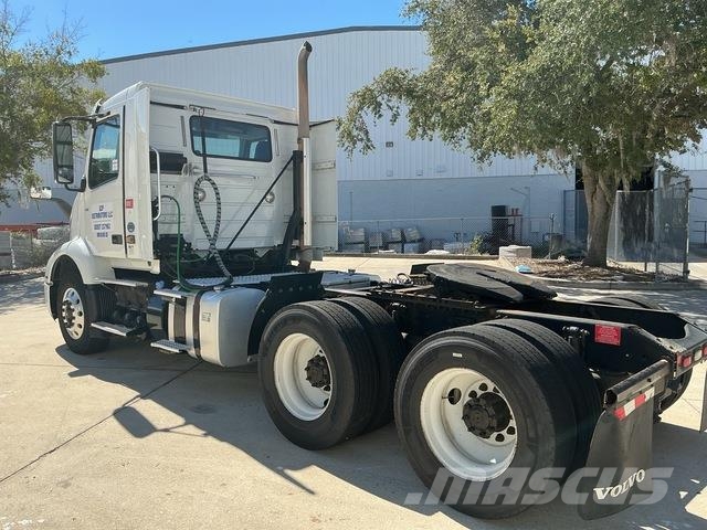 Volvo VNR 中古トラクターヘッド | トレーラーヘッド
