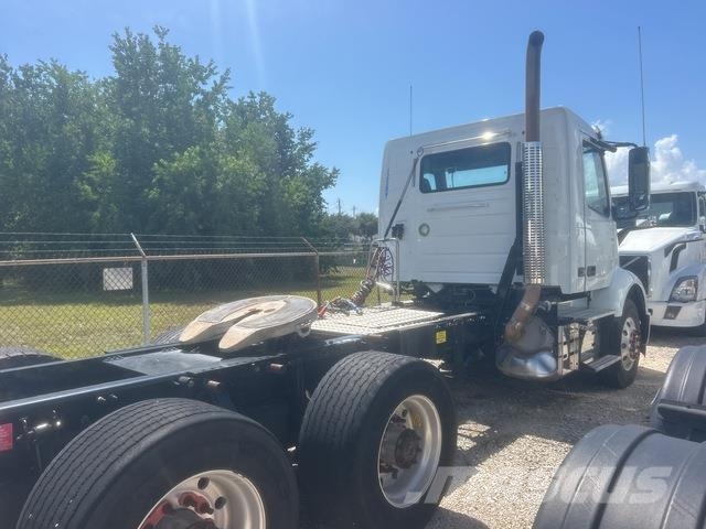 Volvo VNR64T Τράκτορες