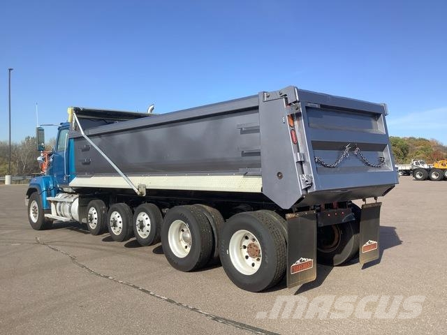 Western Star 4700SF Pašizgāzējs