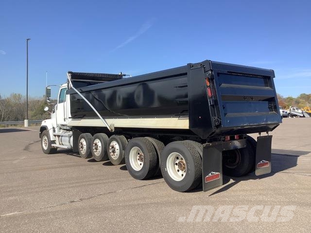 Western Star 4700SF Sora- ja kippiautot