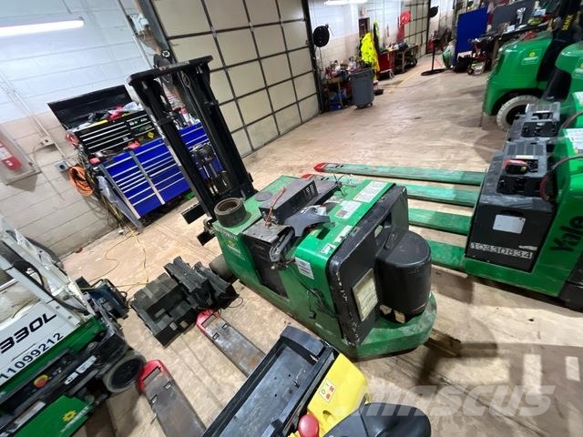 Yale MCW040-E 自走式スタッカー
