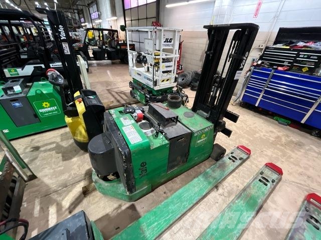 Yale MCW040-E 自走式スタッカー