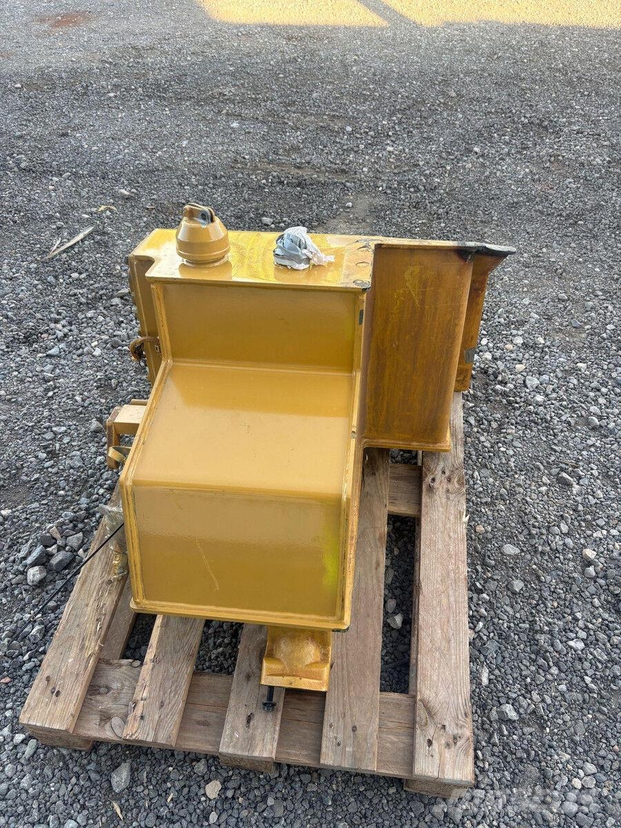 CAT D8T Depósitos de combustible, hidráulico y AdBlue  Buldožerji goseničarji