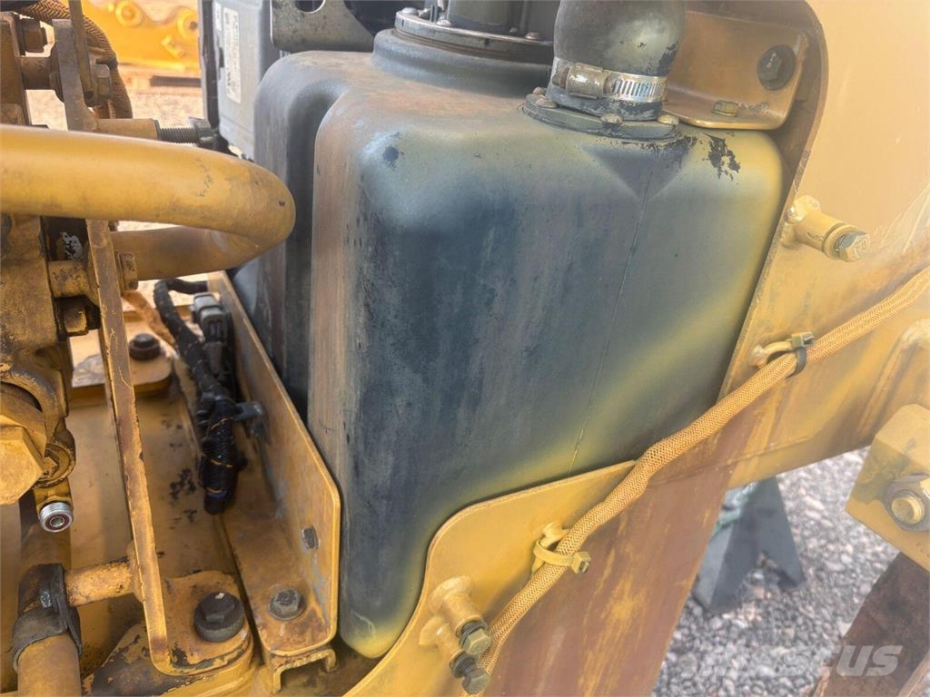 CAT D8T Depósitos de combustible, hidráulico y AdBlue  Buldožerji goseničarji