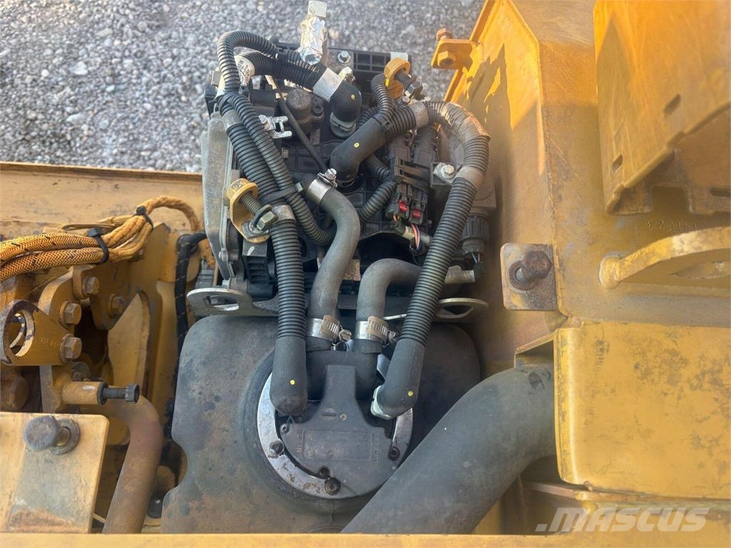 CAT D8T Depósitos de combustible, hidráulico y AdBlue  Buldožerji goseničarji