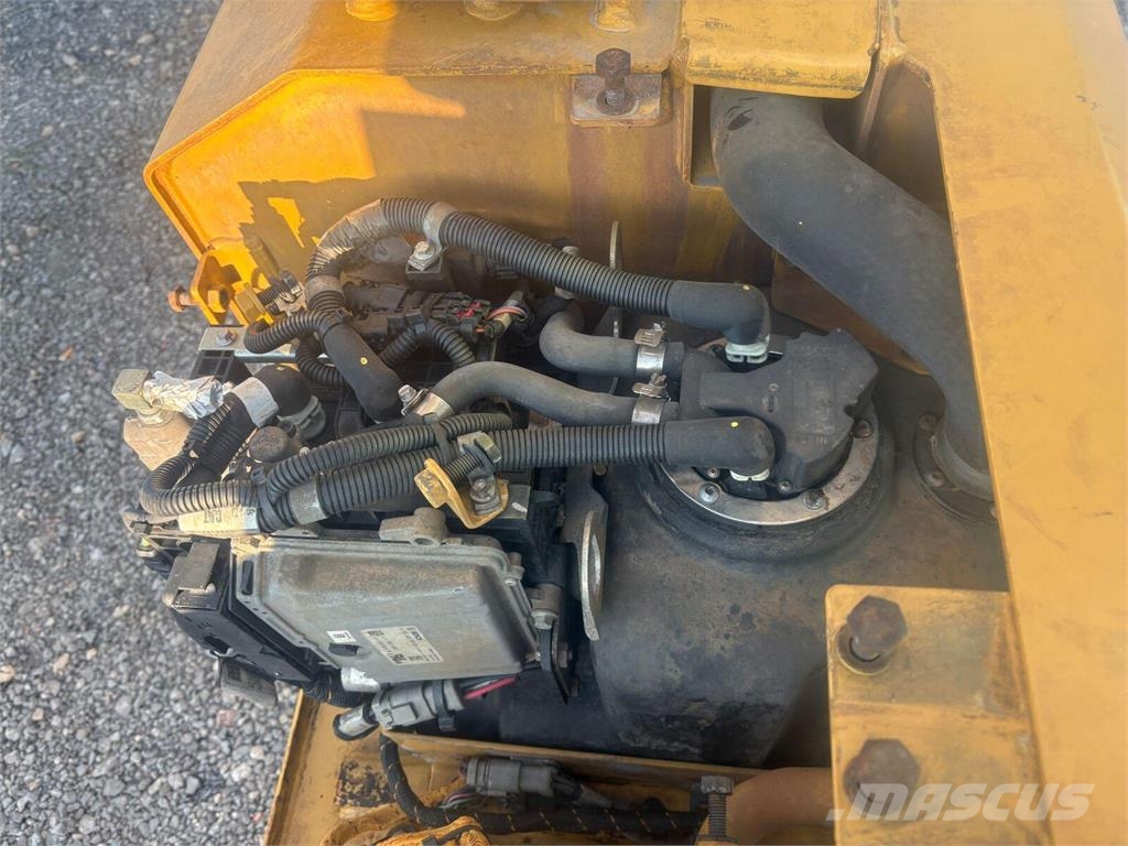 CAT D8T Depósitos de combustible, hidráulico y AdBlue  Buldožerji goseničarji
