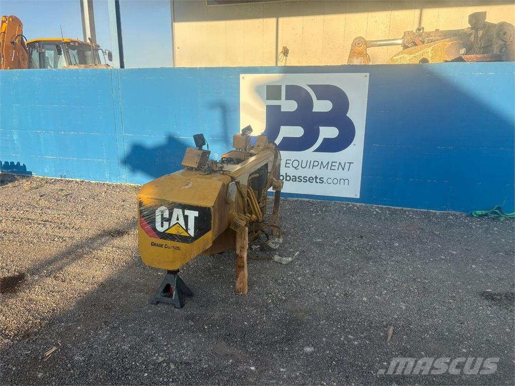 CAT D8T Depósitos de combustible, hidráulico y AdBlue  Buldožerji goseničarji