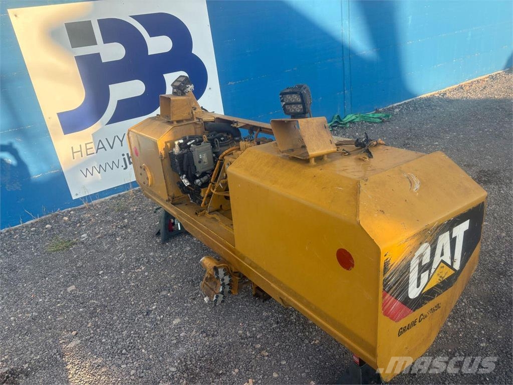 CAT D8T Depósitos de combustible, hidráulico y AdBlue  Buldožerji goseničarji