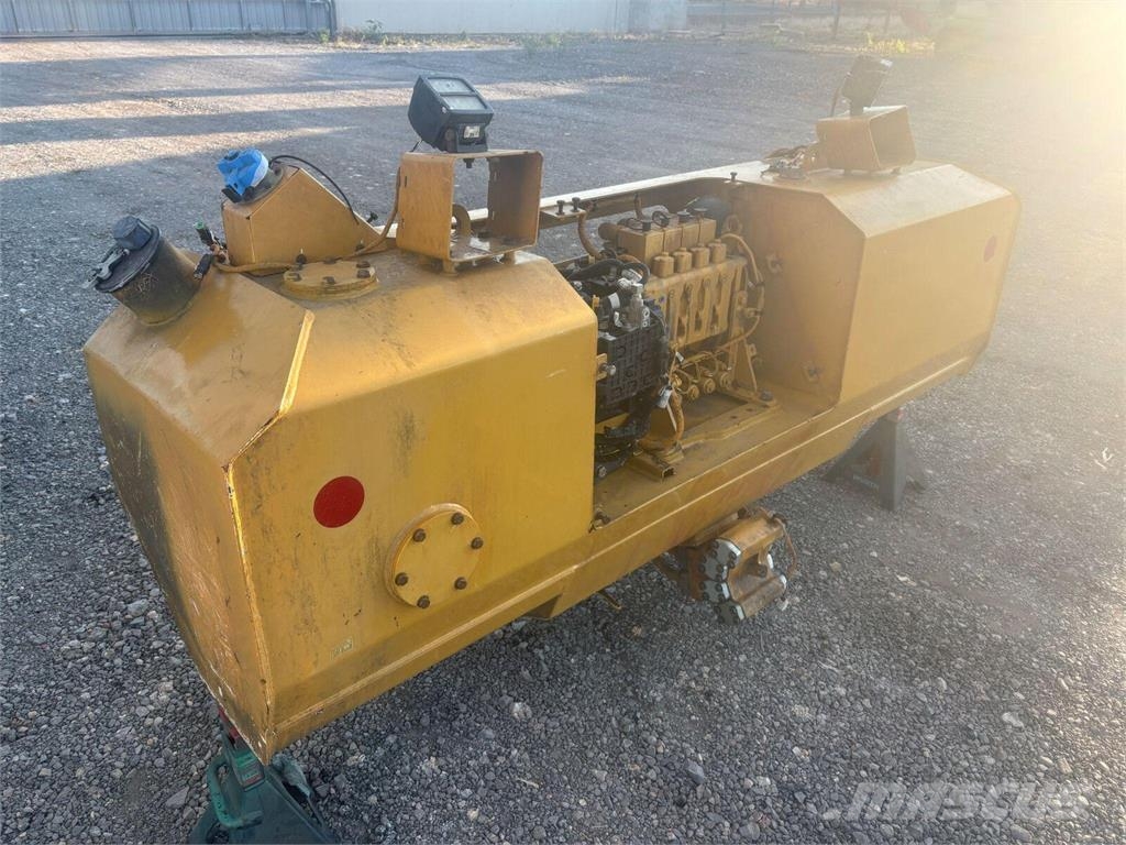 CAT D8T Depósitos de combustible, hidráulico y AdBlue  Buldožerji goseničarji