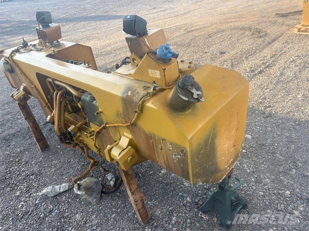 CAT D8T Depósitos de combustible, hidráulico y AdBlue  Buldožerji goseničarji