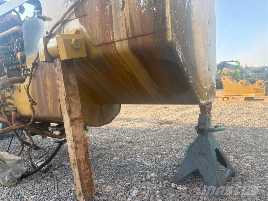 CAT D8T Depósitos de combustible, hidráulico y AdBlue  Buldožerji goseničarji