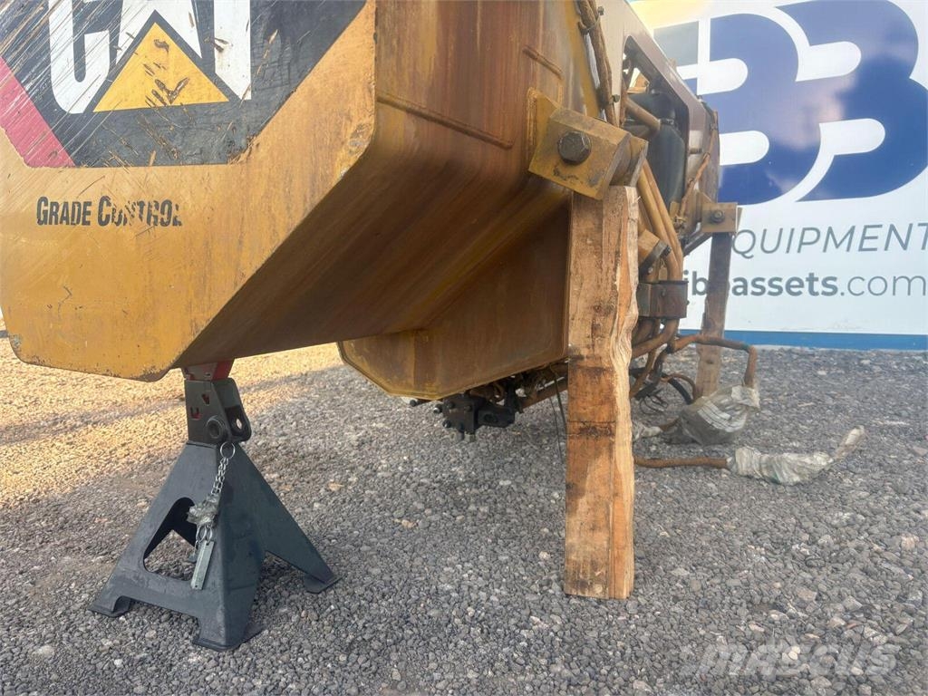 CAT D8T Depósitos de combustible, hidráulico y AdBlue  Buldožerji goseničarji