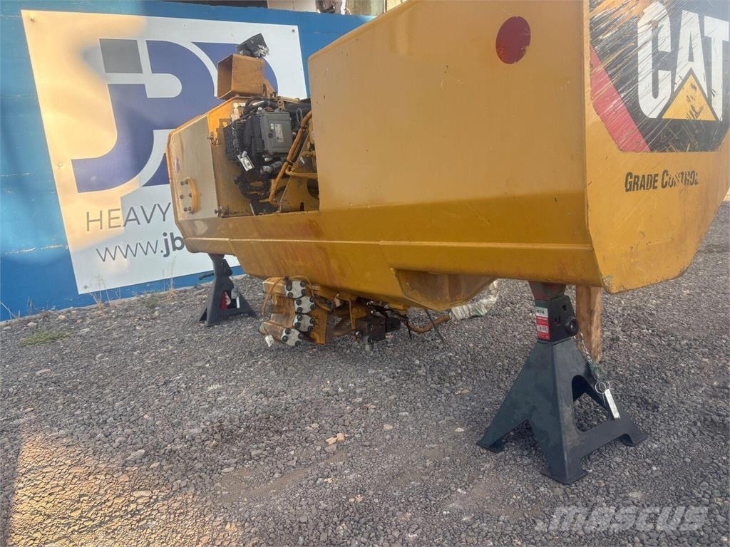 CAT D8T Depósitos de combustible, hidráulico y AdBlue  Buldožerji goseničarji