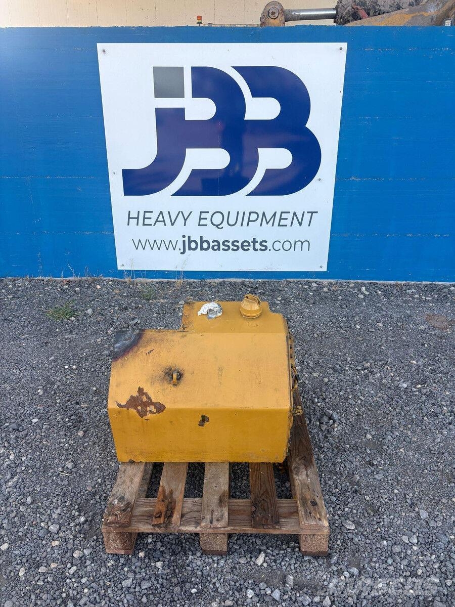 CAT D8T Depósitos de combustible, hidráulico y AdBlue  Buldožerji goseničarji