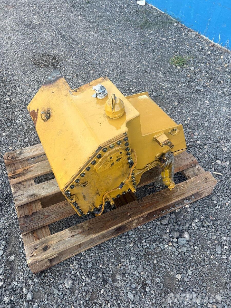 CAT D8T Depósitos de combustible, hidráulico y AdBlue  Buldožerji goseničarji