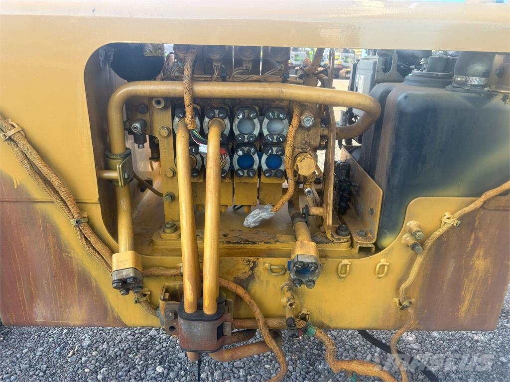 CAT D8T Distribuidor hidráulico de implementos (caja d Buldožerji goseničarji