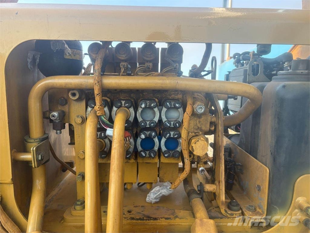 CAT D8T Distribuidor hidráulico de implementos (caja d Buldožerji goseničarji