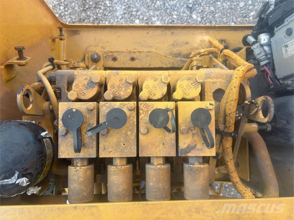 CAT D8T Distribuidor hidráulico de implementos (caja d Buldožerji goseničarji