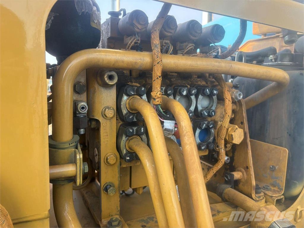 CAT D8T Distribuidor hidráulico de implementos (caja d Buldožerji goseničarji