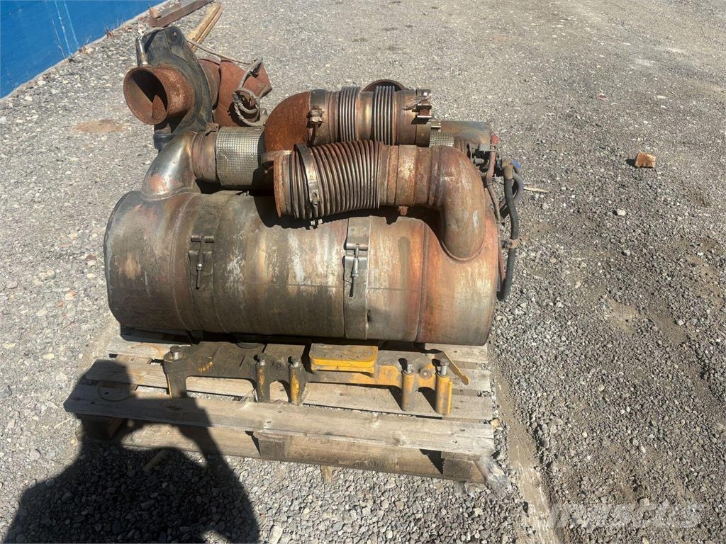 CAT D8T Sistema de escape y postratamiento de gases D8 Buldožerji goseničarji