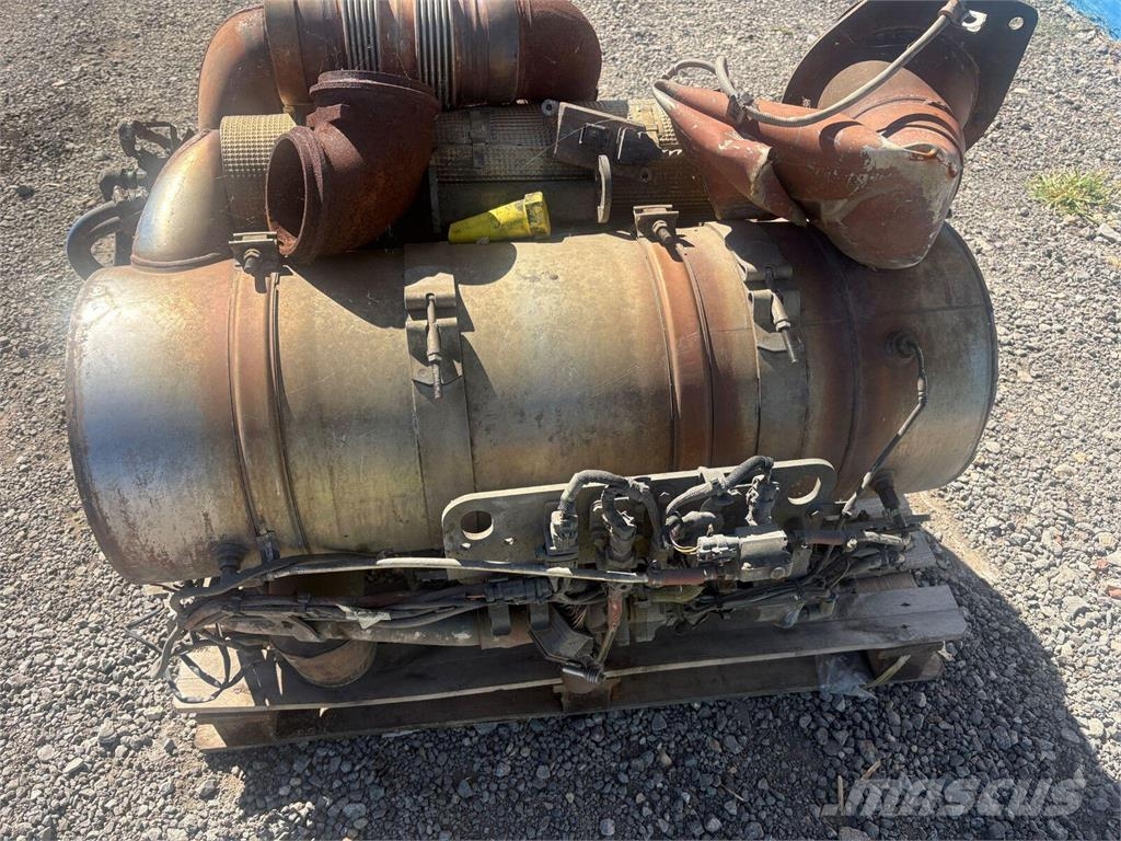 CAT D8T Sistema de escape y postratamiento de gases D8 Buldožerji goseničarji