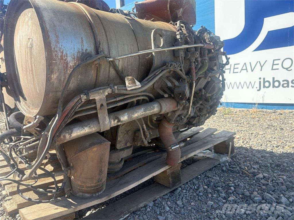 CAT D8T Sistema de escape y postratamiento de gases D8 Buldožerji goseničarji