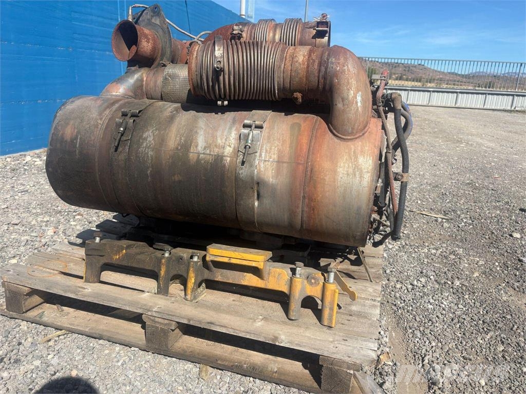 CAT D8T Sistema de escape y postratamiento de gases D8 Buldožerji goseničarji