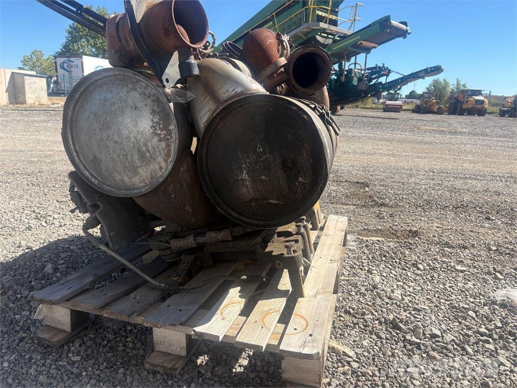 CAT D8T Sistema de escape y postratamiento de gases D8 Buldožerji goseničarji