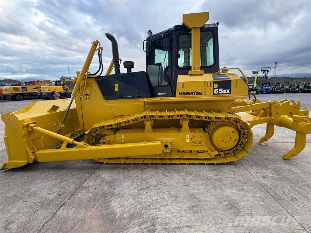 Komatsu D65EX-15EO Dozers - Tratores rastos