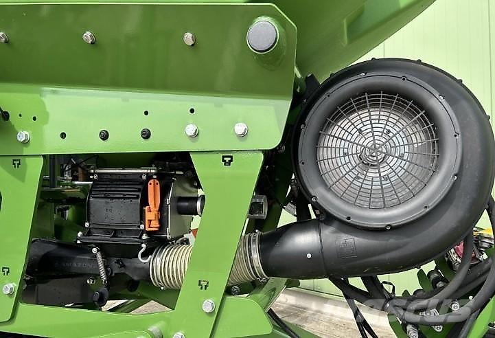 Amazone CATROS+ 7003-2TS DEMO mit Green Drill 501 zur Zwis Kolutne brane