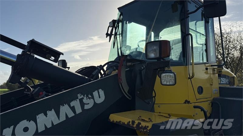 Komatsu WA250PZ-6 Cargadoras sobre ruedas
