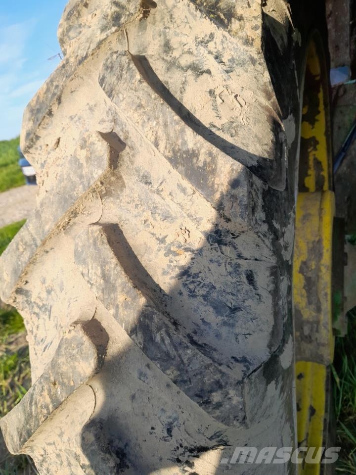  12.4X46-270/95X32 Tyres, wheels and rims