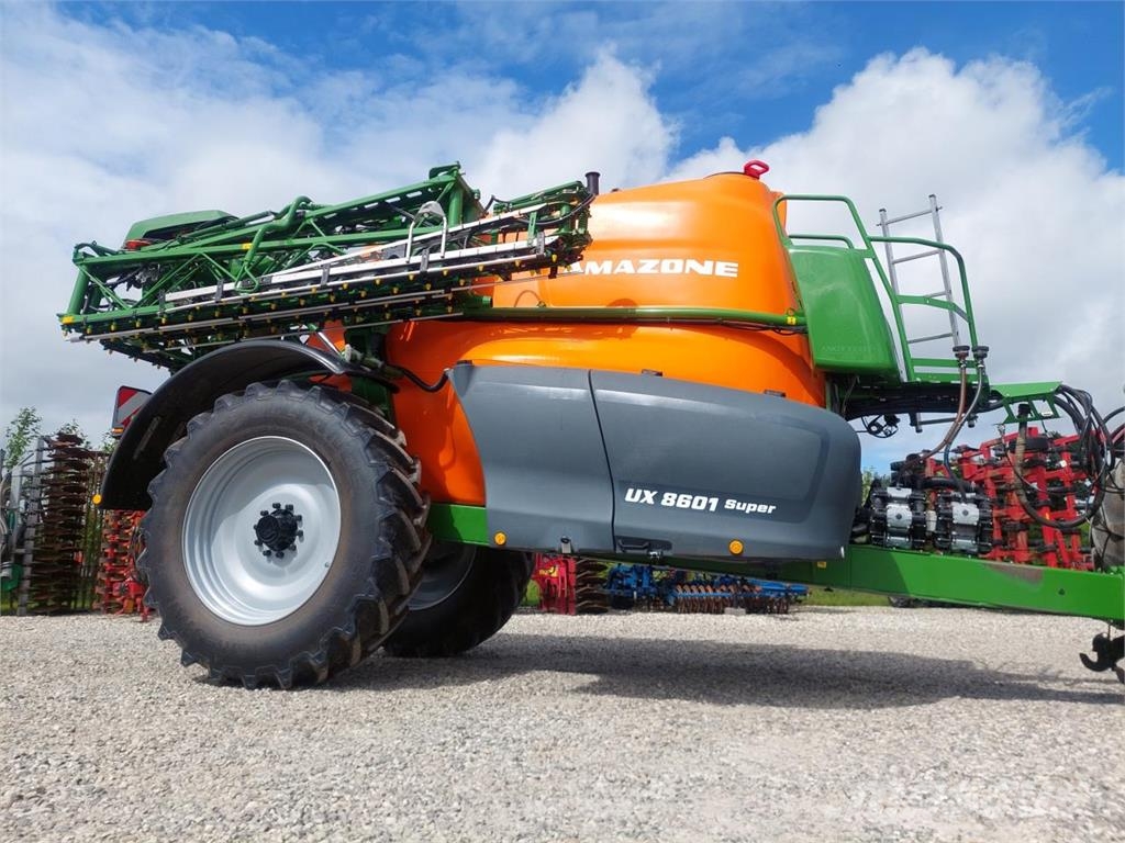 Amazone UX 8601 -30m- 25cm dyseafstand Vučene prskalice