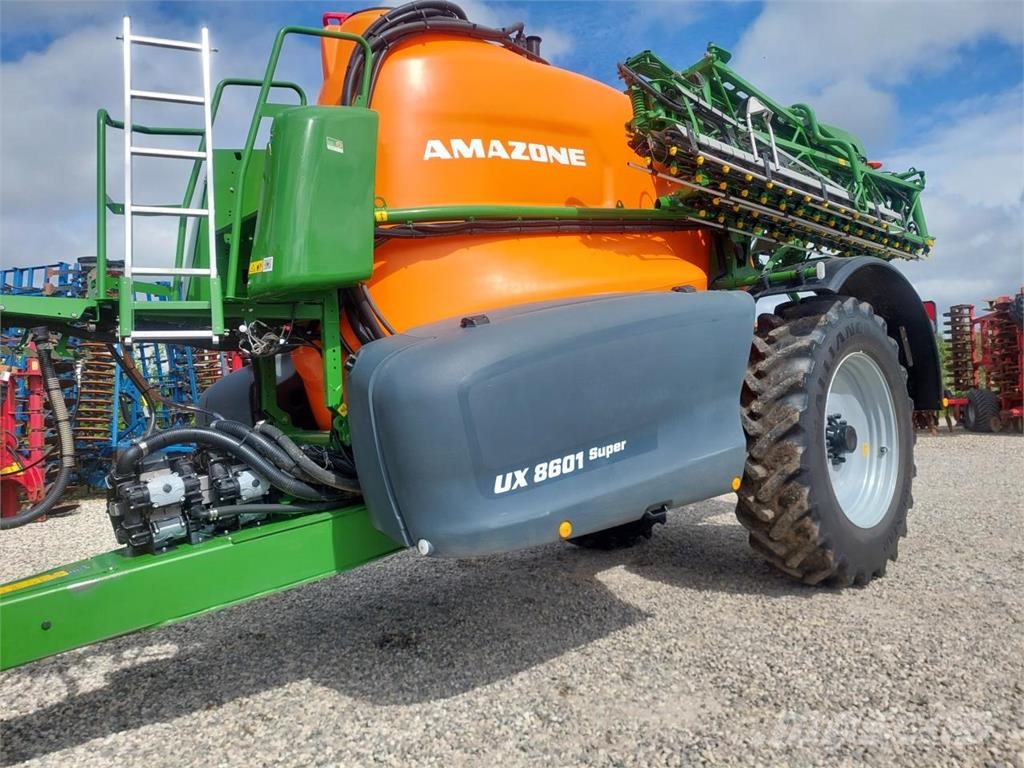 Amazone UX 8601 -30m- 25cm dyseafstand Vučene prskalice