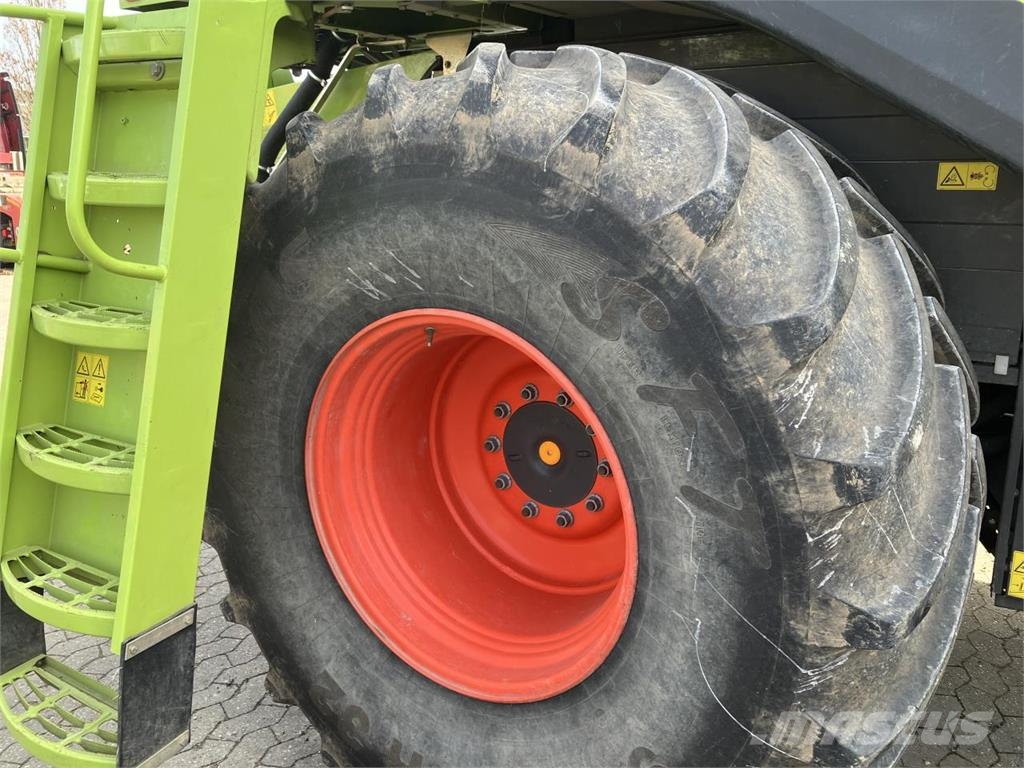 CLAAS Lexion 670 Kombinované zberacie stroje