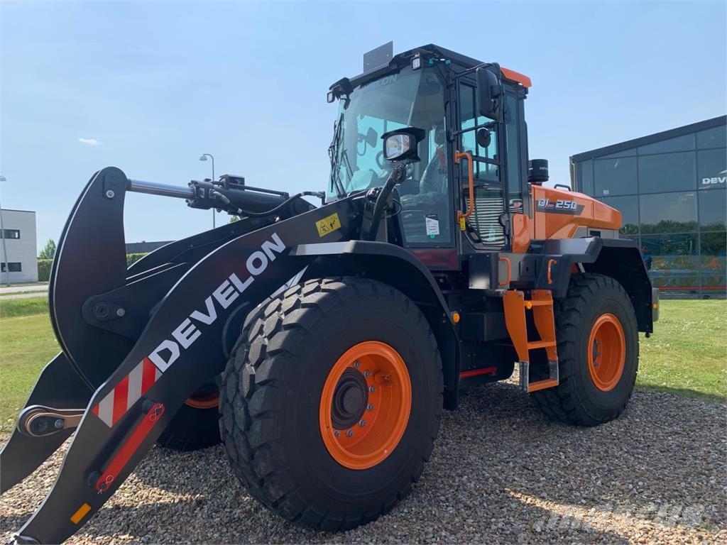 Develon DL250-7 Iekrāvēji uz riteņiem