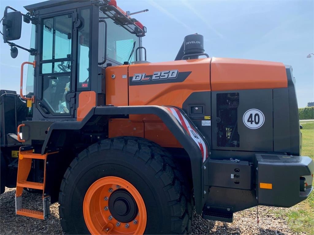 Develon DL250-7 Iekrāvēji uz riteņiem