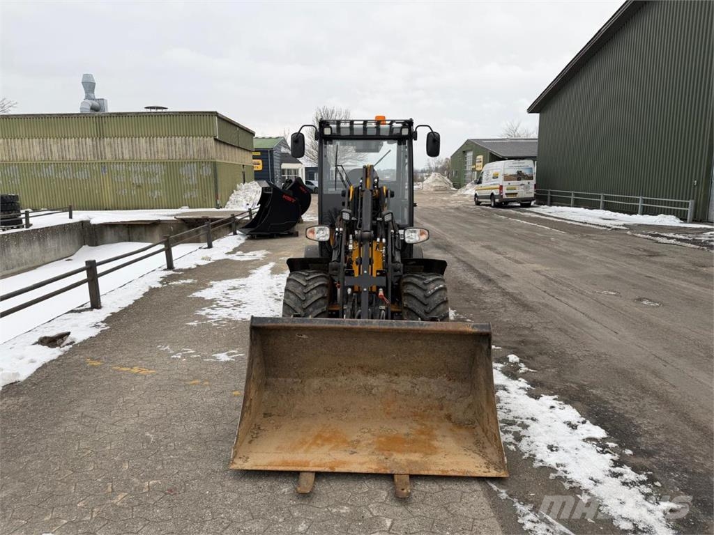 JCB 403 PLUS Incarcator pe pneuri