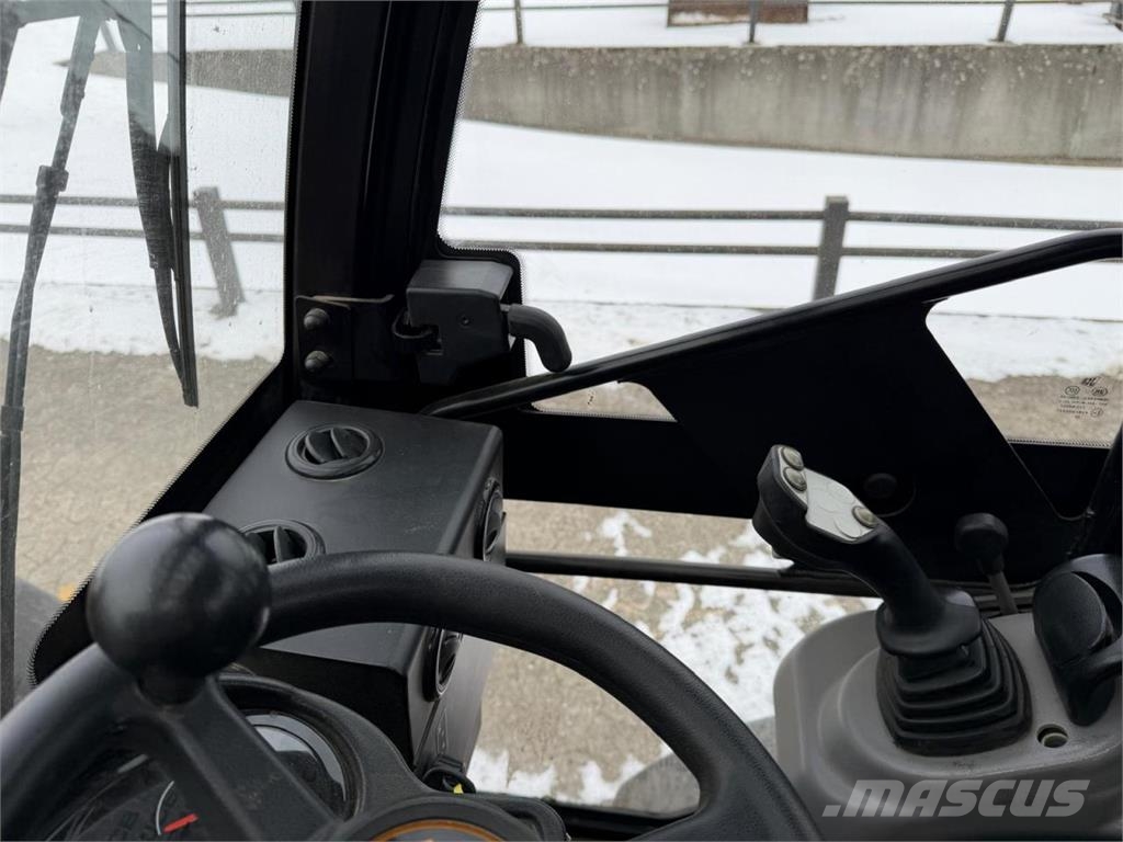 JCB 403 PLUS Incarcator pe pneuri