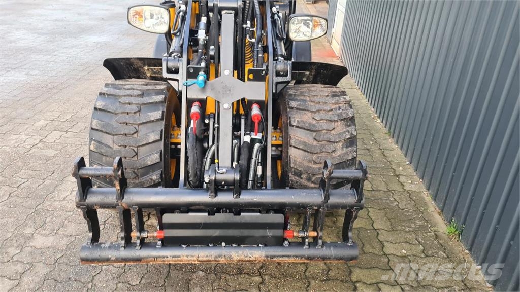 JCB 403 PLUS AGRI لوادر صغيرة