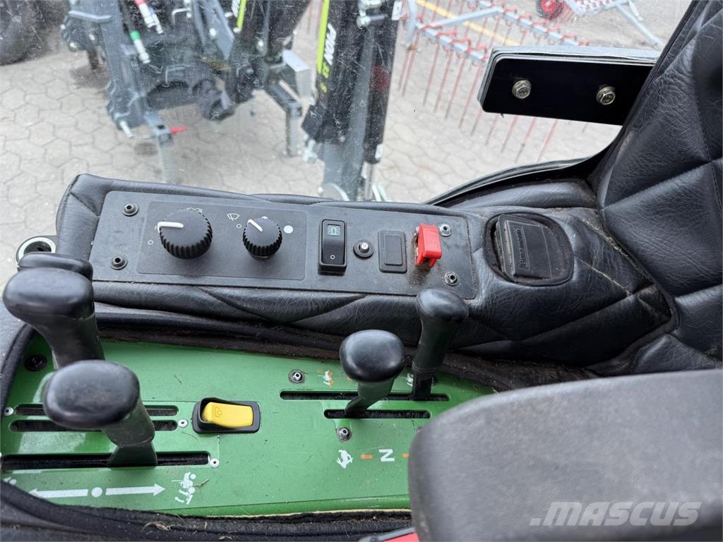 John Deere 1585 Utility tool carriers