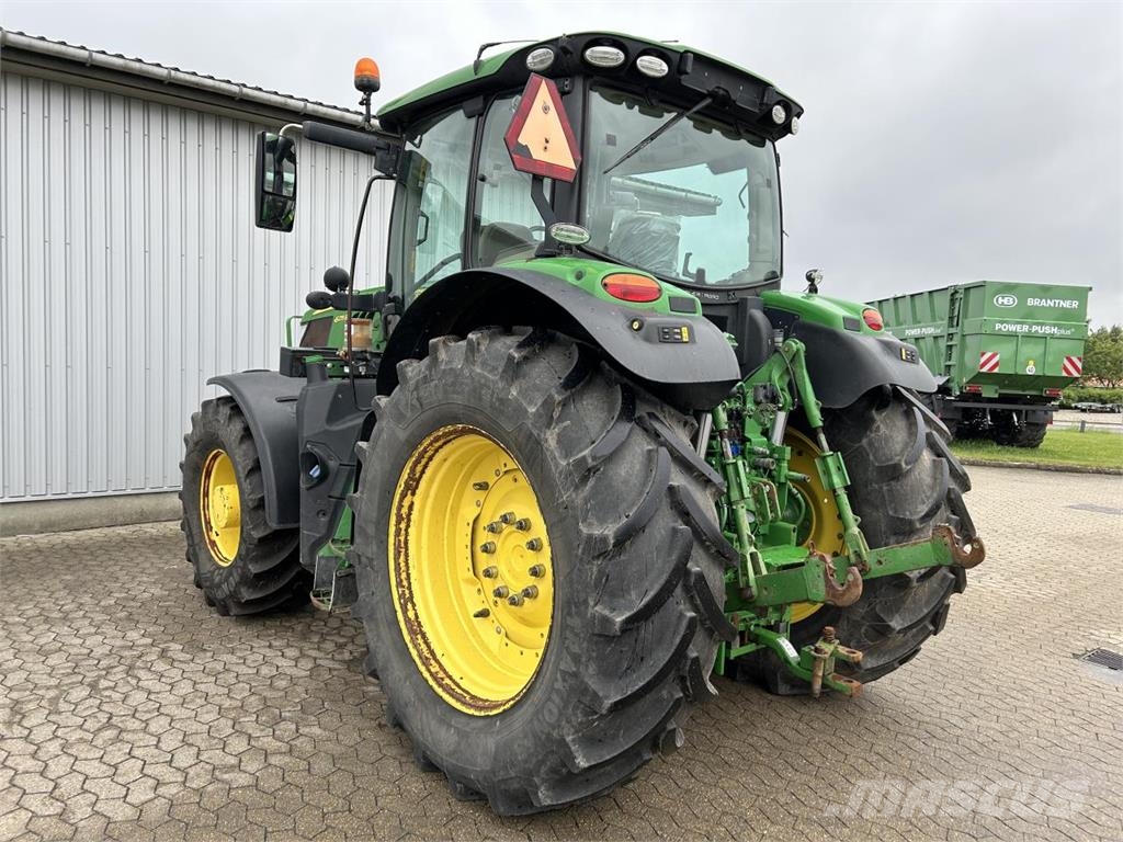 John Deere 6215R Traktori