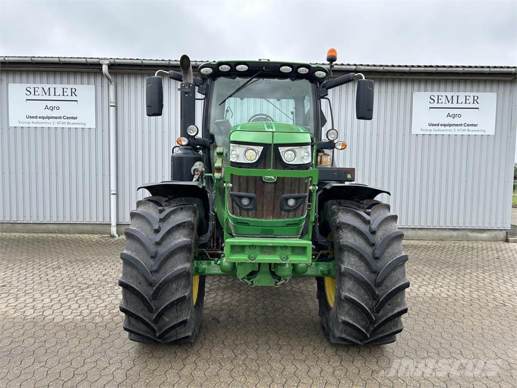 John Deere 6215R Traktori